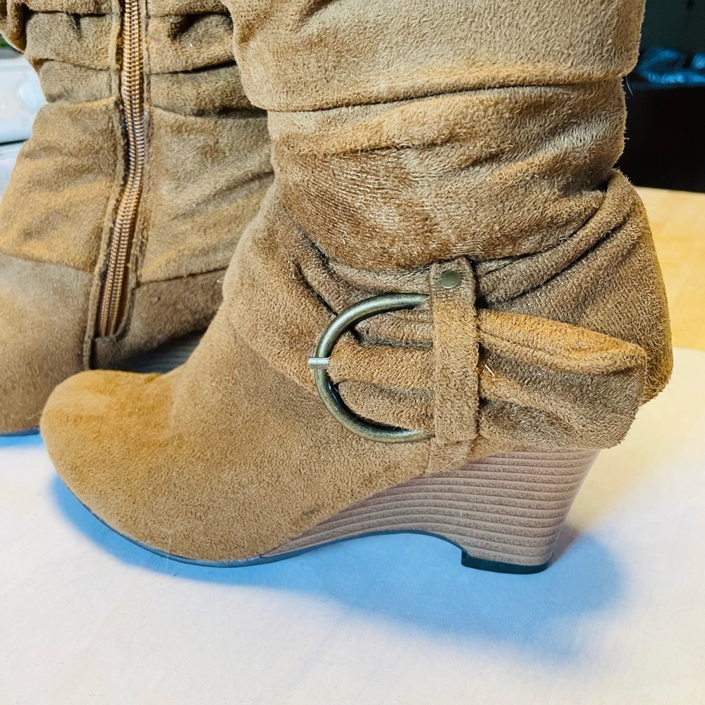 Size 5.5 light brown/ tan boots.